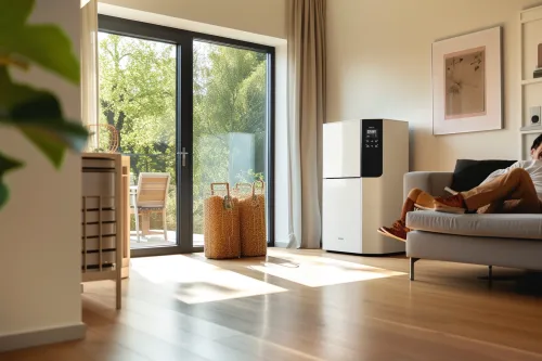 Chaudière biomasse moderne utilisant l’énergie du bois pour remplacer durablement une ancienne chaudière au fioul ou au gaz domestique