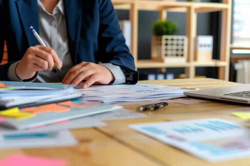 Cadre pressé préparant la rénovation énergétique de son logement avec un mini business plan clair et structuré